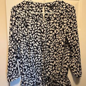 Pretty Tommy Hilfiger blouse. Only worn a few times. It’s light and comfy.